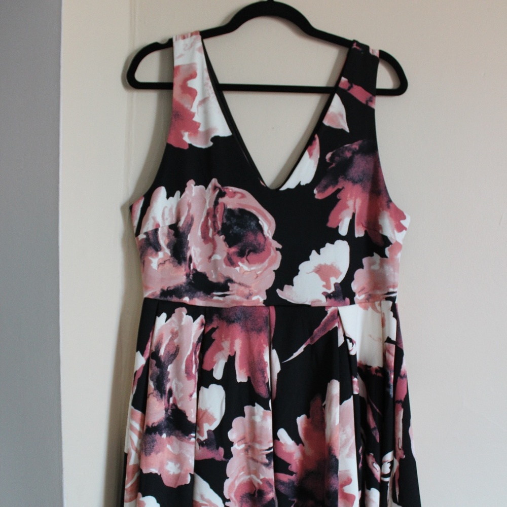 FLORAL PRINT V NK CIRCLE DRESS NEVER WORN